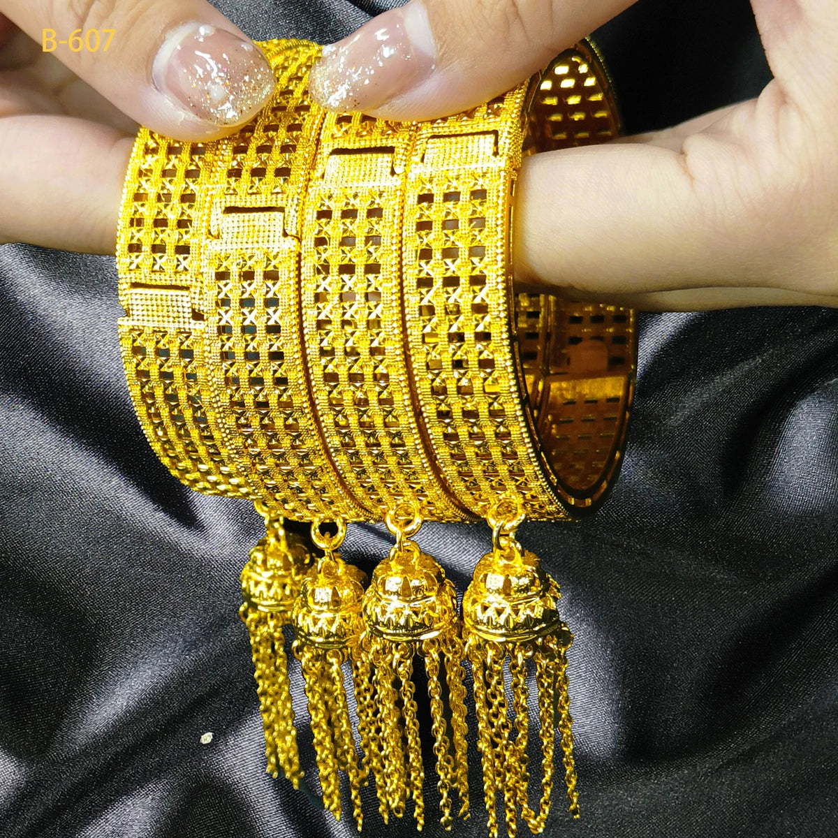 XUHUANG New Design Dubai Gold Color Bangles With Tassel Pendant For Women Indian Middle Eastern Nigerian Wedding Luxury Jewelry