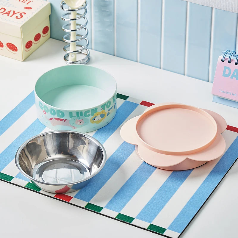 Single pet feeding bowl with large pet feeding capacity. Removable design for easy cleaning. Essential for home pets.pet bowl.