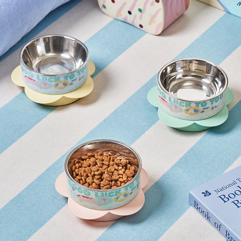 Single pet feeding bowl with large pet feeding capacity. Removable design for easy cleaning. Essential for home pets.pet bowl.